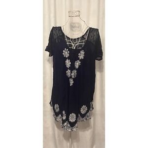 NEW WITH TAGS Beautiful CALIFORNIA WOMAN Fashion Force BLUE WHITE Embroidered Fl